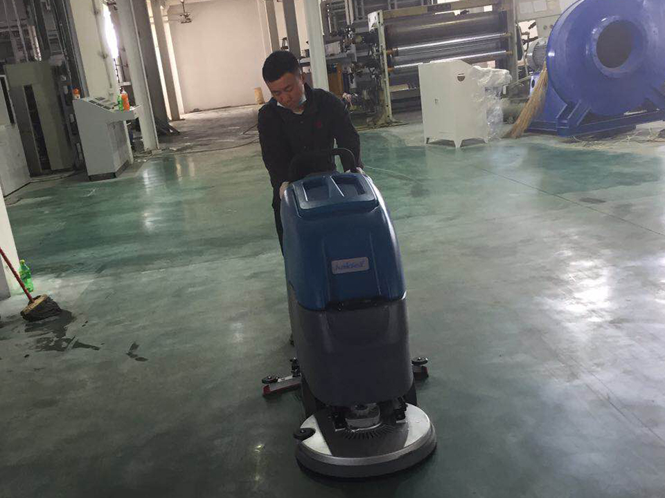 手推式洗地机在工厂清洁