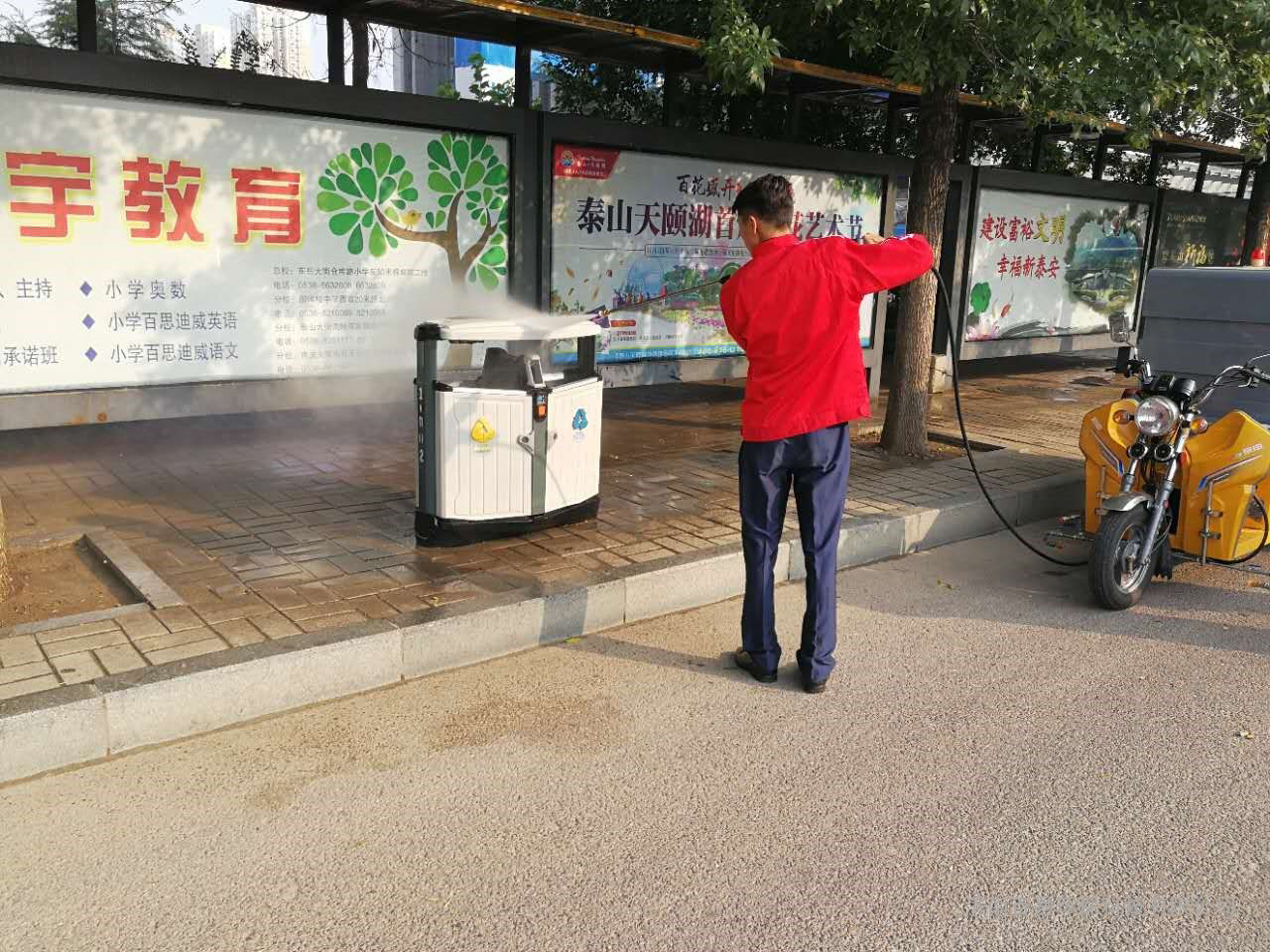 垃圾箱冲洗使用电动高压清洗车